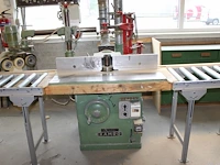 Freesbank kamro. vermoedelijk type 38788. afmeting 100 cm x 110 cm x 155 cm. met aan- en afvoer rollenbank - afbeelding 1 van  4