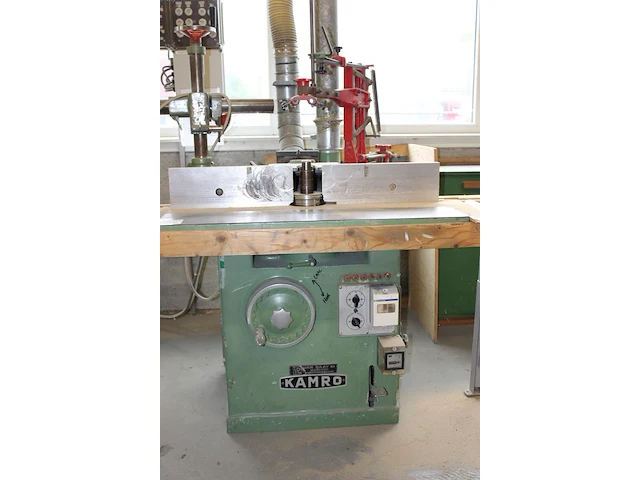 Freesbank kamro. vermoedelijk type 38788. afmeting 100 cm x 110 cm x 155 cm. met aan- en afvoer rollenbank - afbeelding 2 van  4