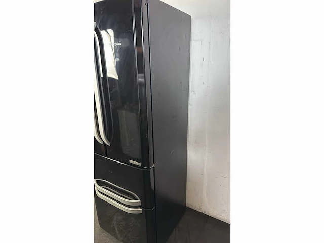Freestanding fridge freezer hotpoint ffu4d k - afbeelding 2 van  6