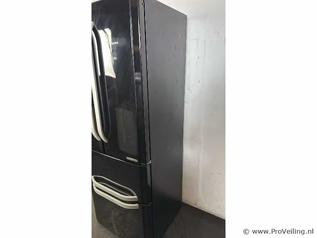 Freestanding fridge freezer hotpoint ffu4d k - afbeelding 2 van  6