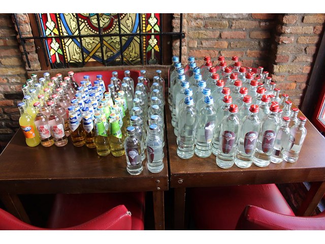 Frisdrank op drie tafels waaronder water, coca cola, fanta etc. ruim 150 flesjes. - afbeelding 2 van  3