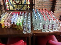 Frisdrank op drie tafels waaronder water, coca cola, fanta etc. ruim 150 flesjes. - afbeelding 2 van  3