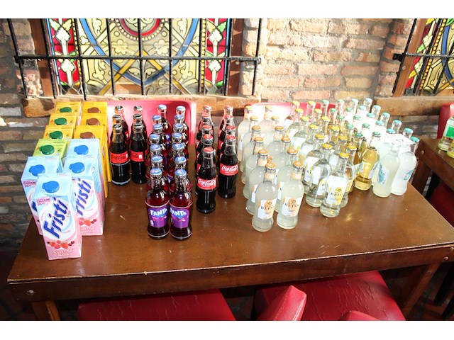 Frisdrank op drie tafels waaronder water, coca cola, fanta etc. ruim 150 flesjes. - afbeelding 3 van  3