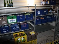 Frisdranken en bieren in 19 aangebroken kunststof kratten en op schap. let op! enkele houdbaarheidsdata zij... - afbeelding 1 van  2