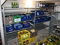 Frisdranken en bieren in 19 aangebroken kunststof kratten en op schap. let op! enkele houdbaarheidsdata zij... - afbeelding 2 van  2
