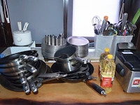 Friteuse domo, 13 steelpannen, 2 kookpannen, ca. 80 kleine dienplateaus, 9 inox potjes, fondue set, 2 pvc bakken met keukengerief - afbeelding 2 van  3