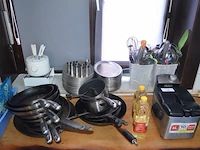 Friteuse domo, 13 steelpannen, 2 kookpannen, ca. 80 kleine dienplateaus, 9 inox potjes, fondue set, 2 pvc bakken met keukengerief - afbeelding 3 van  3