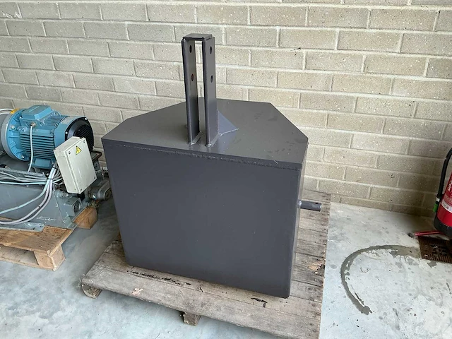 Frontgewicht 1300kg. - afbeelding 1 van  7