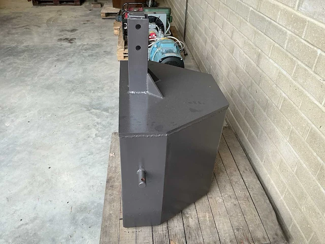 Frontgewicht 1300kg. - afbeelding 2 van  7