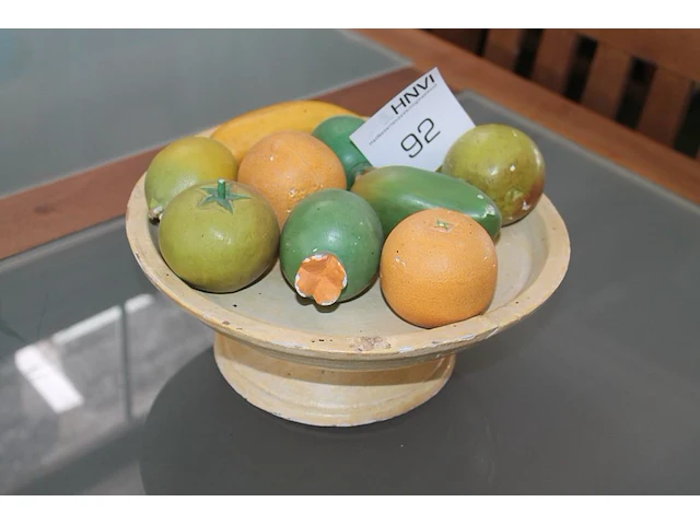 Fruitschaal met kunstfruit. - afbeelding 1 van  2