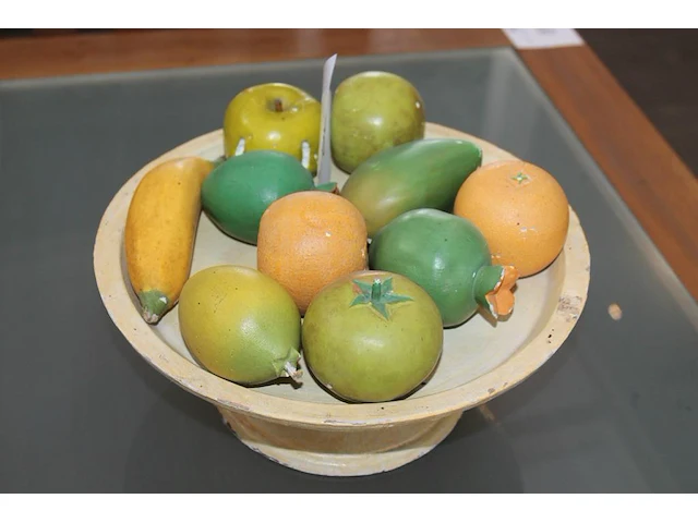 Fruitschaal met kunstfruit. - afbeelding 2 van  2