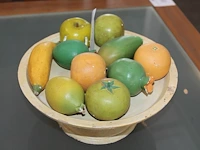 Fruitschaal met kunstfruit. - afbeelding 2 van  2
