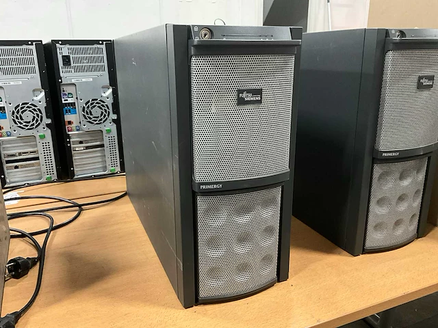 Fujitsu siemens primergy tx150 server - afbeelding 1 van  9