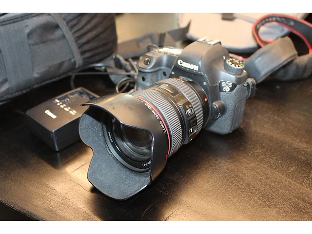 Full-frame spiegelreflexcamera canon eos 6d met een canon ef 24-105mm f/4l is usm lens met accu en lader in... - afbeelding 4 van  7