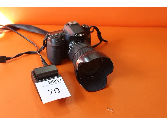 Full-frame spiegelreflexcamera canon eos 70d dslr met een zoomlens canon ef-s 24-105mm. met accu's en lader. - afbeelding 1 van  3