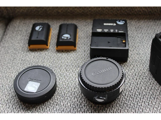 Full frame systeemcamera canon eos r5 voorzien van een canon lens rf 70-200mm f2.8 l is usm. drie accu's en... - afbeelding 4 van  6