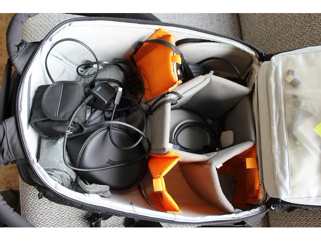 Full frame systeemcamera canon eos r5 voorzien van een canon lens rf 70-200mm f2.8 l is usm. drie accu's en... - afbeelding 5 van  6