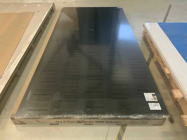 Fundermax plast massief zwart plaatmateriaal (8x) - afbeelding 1 van  3