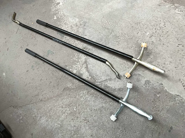 Gaither different truck tire tools (3x) - afbeelding 1 van  3