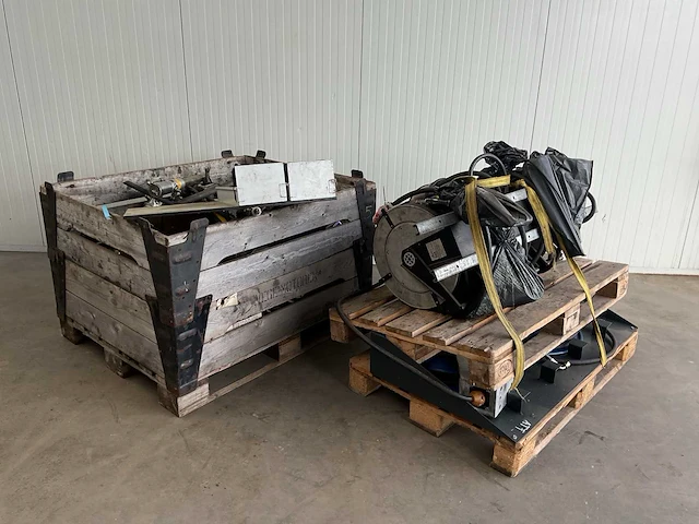 Garage inventaris olie haspels; oliebar; olievul pistolen - afbeelding 1 van  8