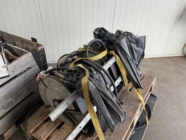 Garage inventaris olie haspels; oliebar; olievul pistolen - afbeelding 5 van  8