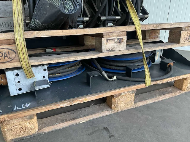 Garage inventaris olie haspels; oliebar; olievul pistolen - afbeelding 6 van  8