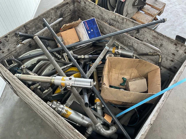 Garage inventaris olie haspels; oliebar; olievul pistolen - afbeelding 8 van  8