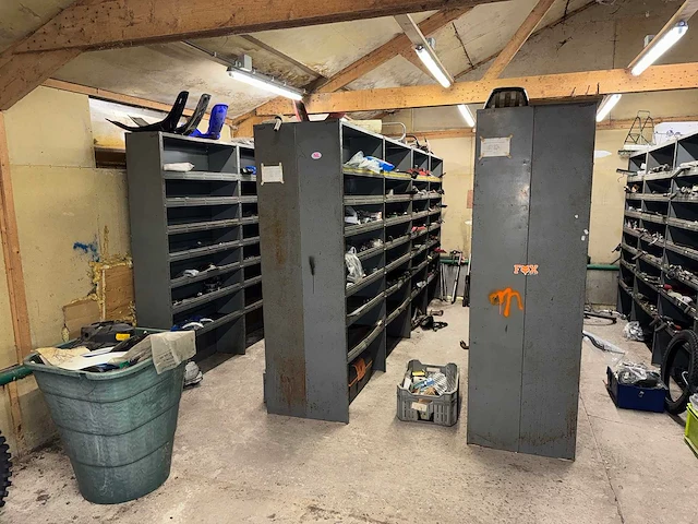 Garage magazijn voorraad & gereedschap - afbeelding 45 van  50