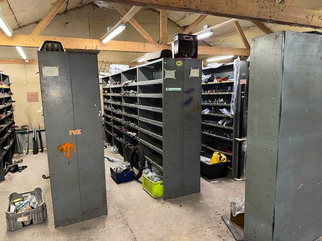 Garage magazijn voorraad & gereedschap - afbeelding 47 van  50