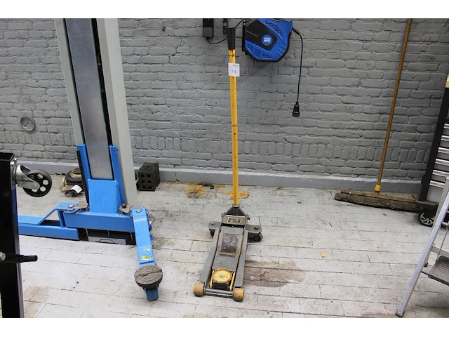 Garagekrik winntec y420250 met maximaal hefvermogen 2 ton. bouwjaar 2003. - afbeelding 1 van  3
