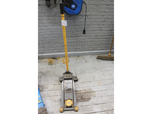 Garagekrik winntec y420250 met maximaal hefvermogen 2 ton. bouwjaar 2003. - afbeelding 2 van  3