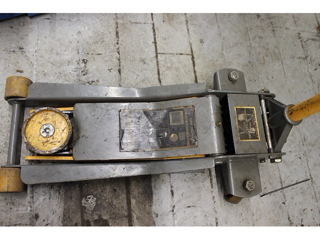 Garagekrik winntec y420250 met maximaal hefvermogen 2 ton. bouwjaar 2003. - afbeelding 3 van  3