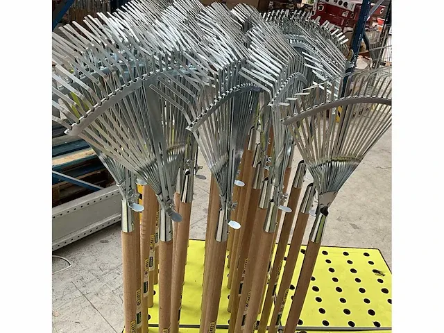 Gardenline talen tools verstelbare gazonhark, verzinkt, 22 tands, inclusief steel 130cm (35x) - afbeelding 2 van  5