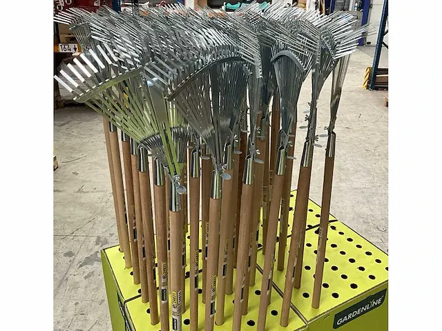 Gardenline talen tools verstelbare gazonhark, verzinkt, 22 tands, inclusief steel 130cm (49x) - afbeelding 2 van  5