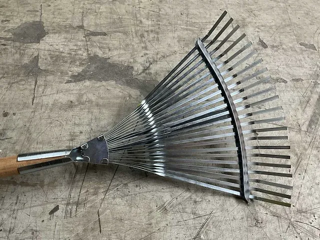 Gardenline talen tools verstelbare gazonhark, verzinkt, 22 tands, inclusief steel 130cm (49x) - afbeelding 4 van  5