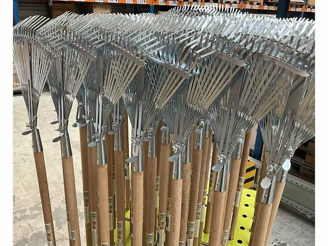 Gardenline talen tools verstelbare gazonhark, verzinkt, 22 tands, inclusief steel 130cm (70x) - afbeelding 2 van  5