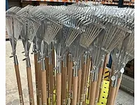 Gardenline talen tools verstelbare gazonhark, verzinkt, 22 tands, inclusief steel 130cm (70x) - afbeelding 2 van  5