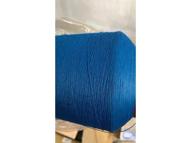 Garen, blauw kavel 24 - circa 15 klossen - afbeelding 2 van  3