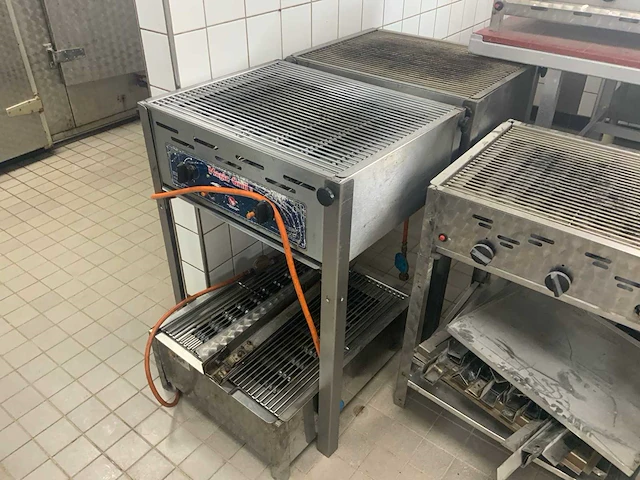 Gas barbecue (9x) - afbeelding 2 van  10