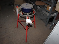 Gasbrander met pan. - afbeelding 1 van  3