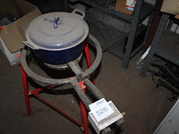 Gasbrander met pan. - afbeelding 2 van  3