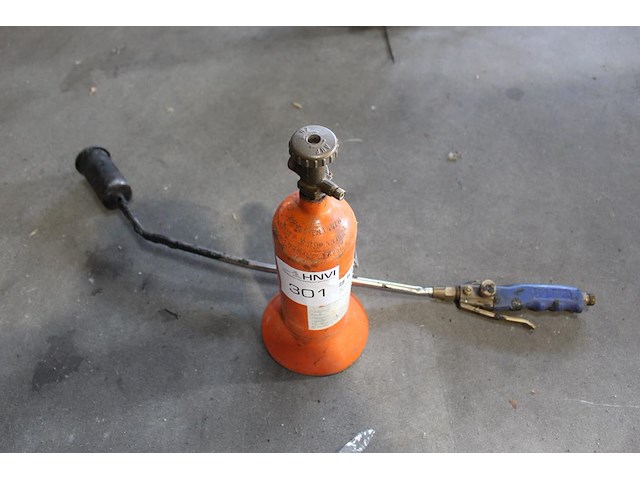 Gasfles met brander. - afbeelding 1 van  1