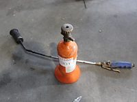 Gasfles met brander. - afbeelding 1 van  1