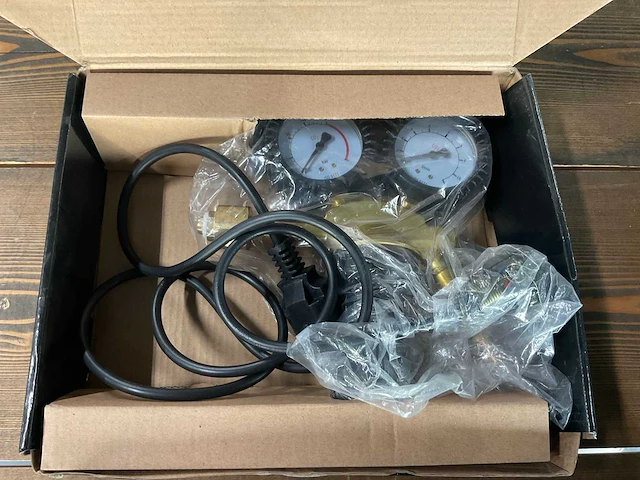 Gasflesreduceerder en aansluitcombinatie - afbeelding 2 van  6