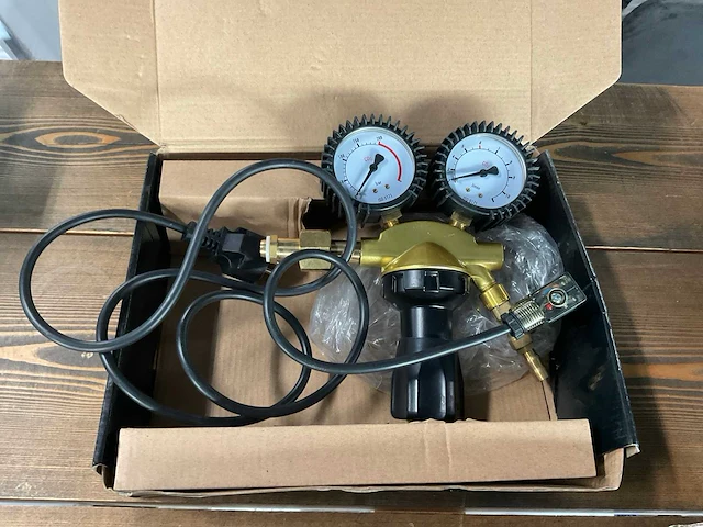 Gasflesreduceerder en aansluitcombinatie - afbeelding 3 van  6
