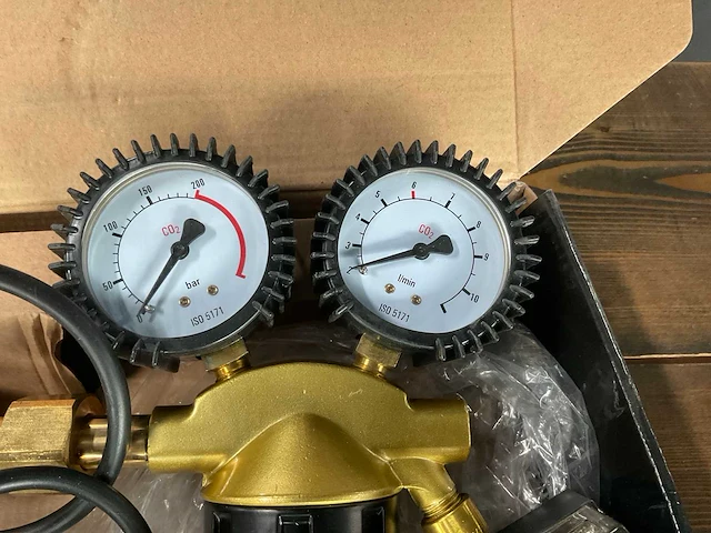 Gasflesreduceerder en aansluitcombinatie - afbeelding 4 van  6