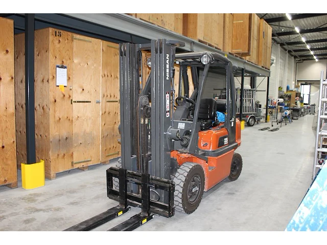 Gasheftruck nissan 25 ud02a25pq met hefhoogte 475 cm. bouwjaar 2002. sideshift. afgelezen urenstand 5467 uu... - afbeelding 1 van  8