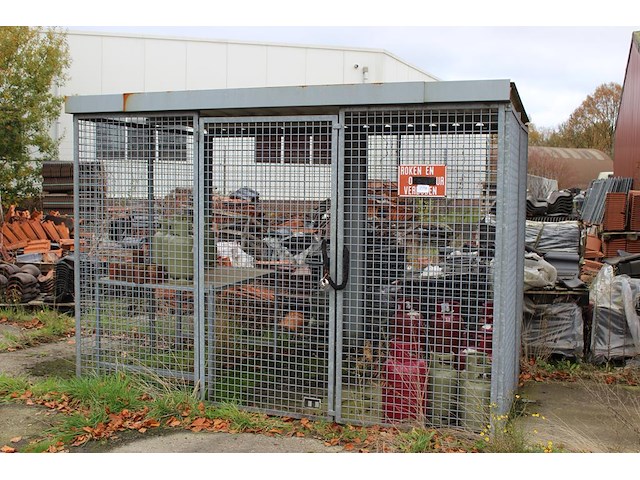 Gashok met loopdeur. afmeting 210 x 310 x 220 cm. - afbeelding 1 van  3