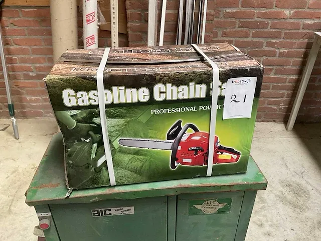 Gasoline chain saw. kettingzaag - afbeelding 1 van  2