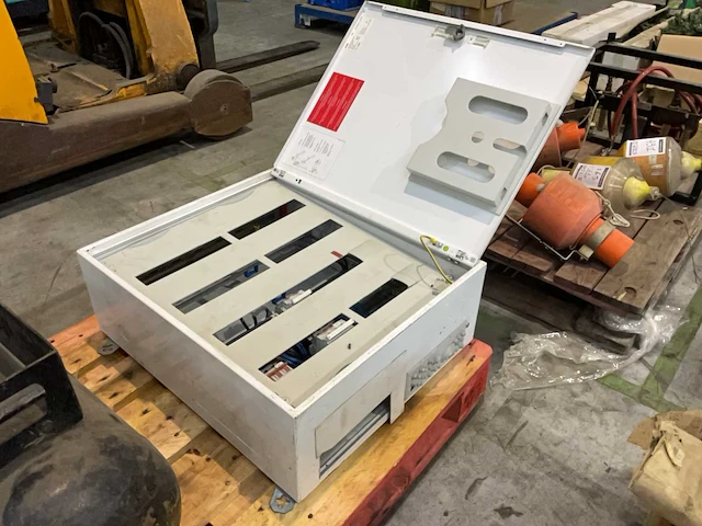 Gastank en elektriciteit kast - afbeelding 4 van  5